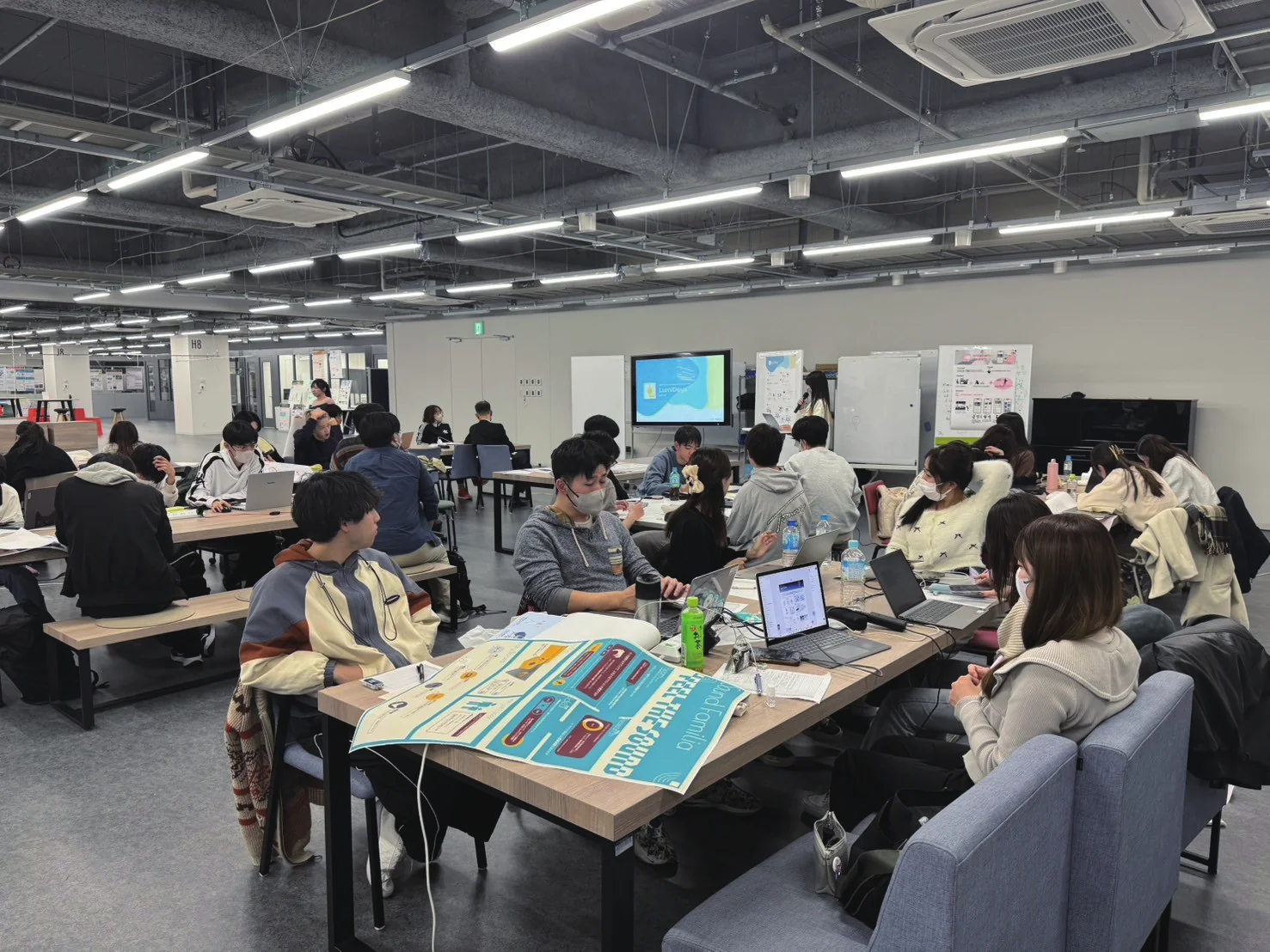 課題解決の提案を検討する学生