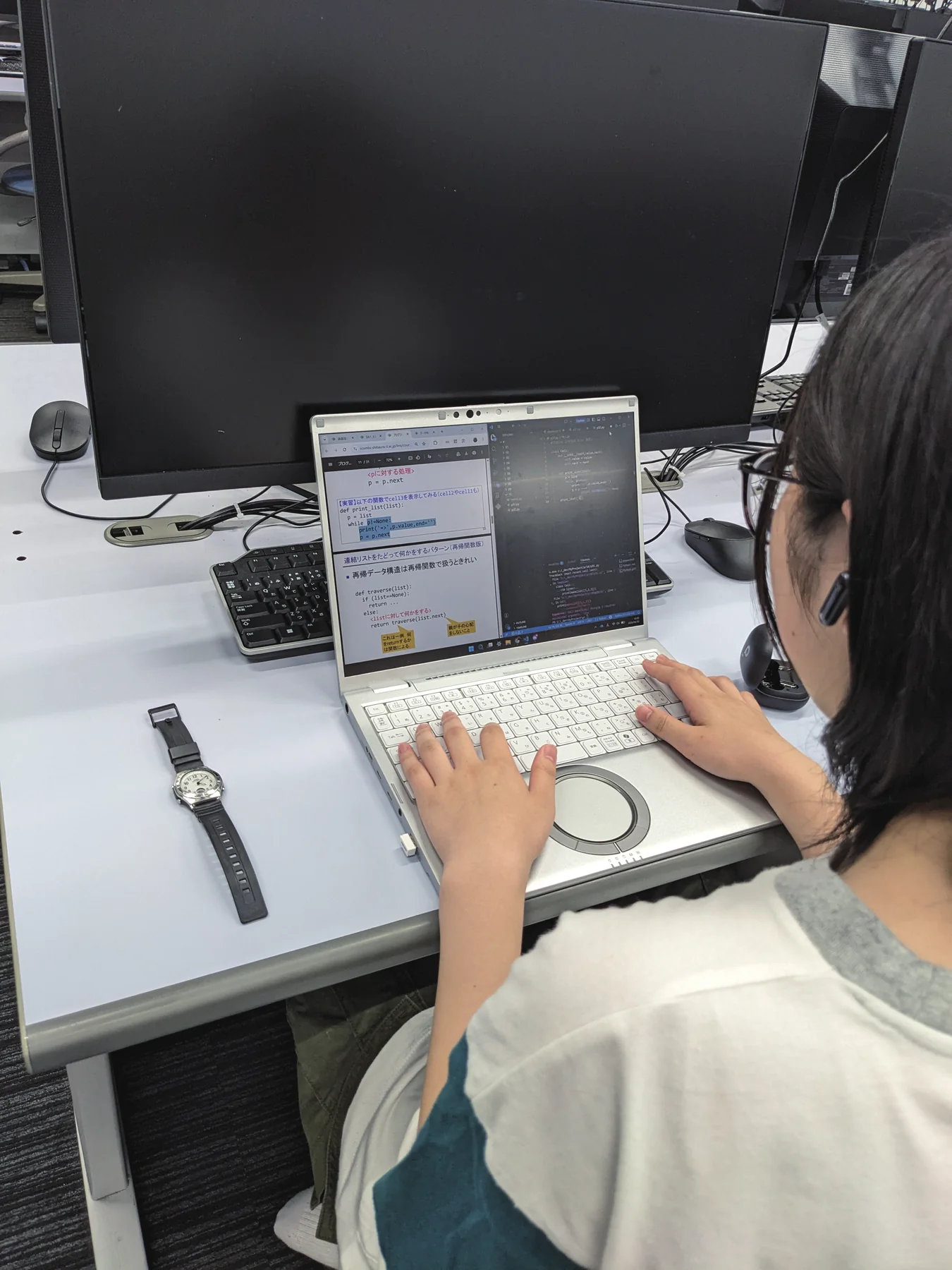 プログラミングに取り組む学生