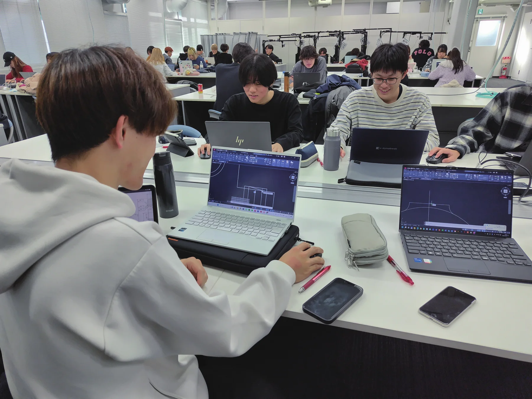 CADを使って製図に取り組む学生