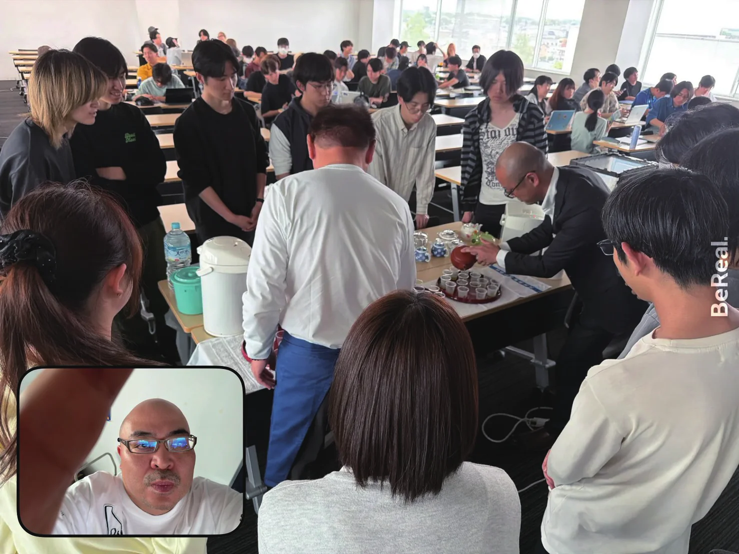 マーケティングの課題に取り組む学生