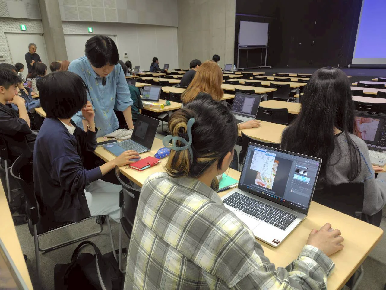 学生が情報表現を検討するグループワーク