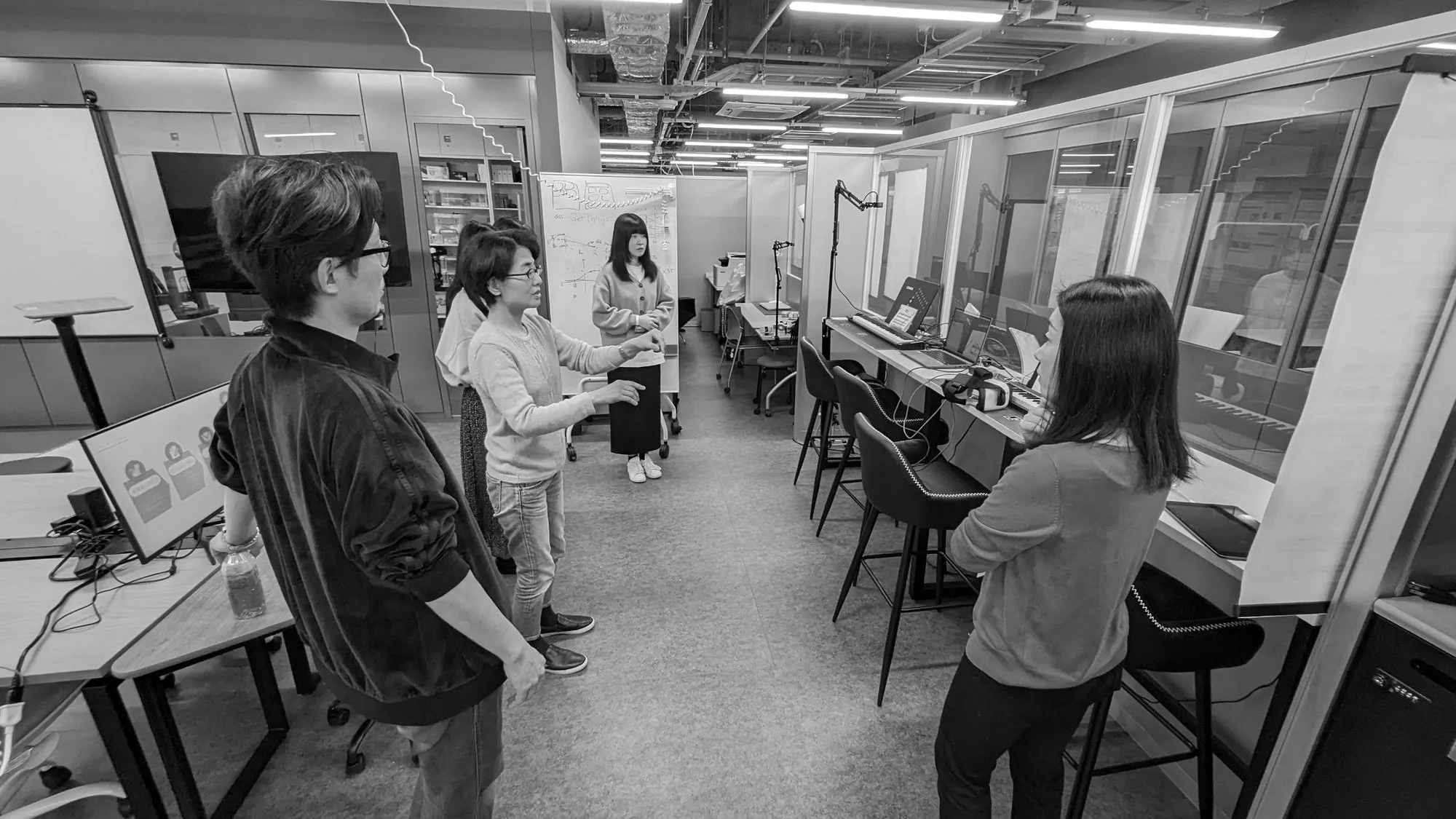 グループでプロトタイプングをしている写真